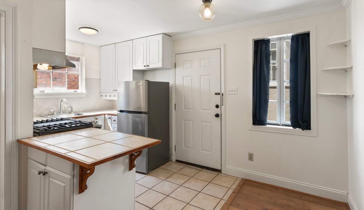 Garden District Garage Apartment available NOW!