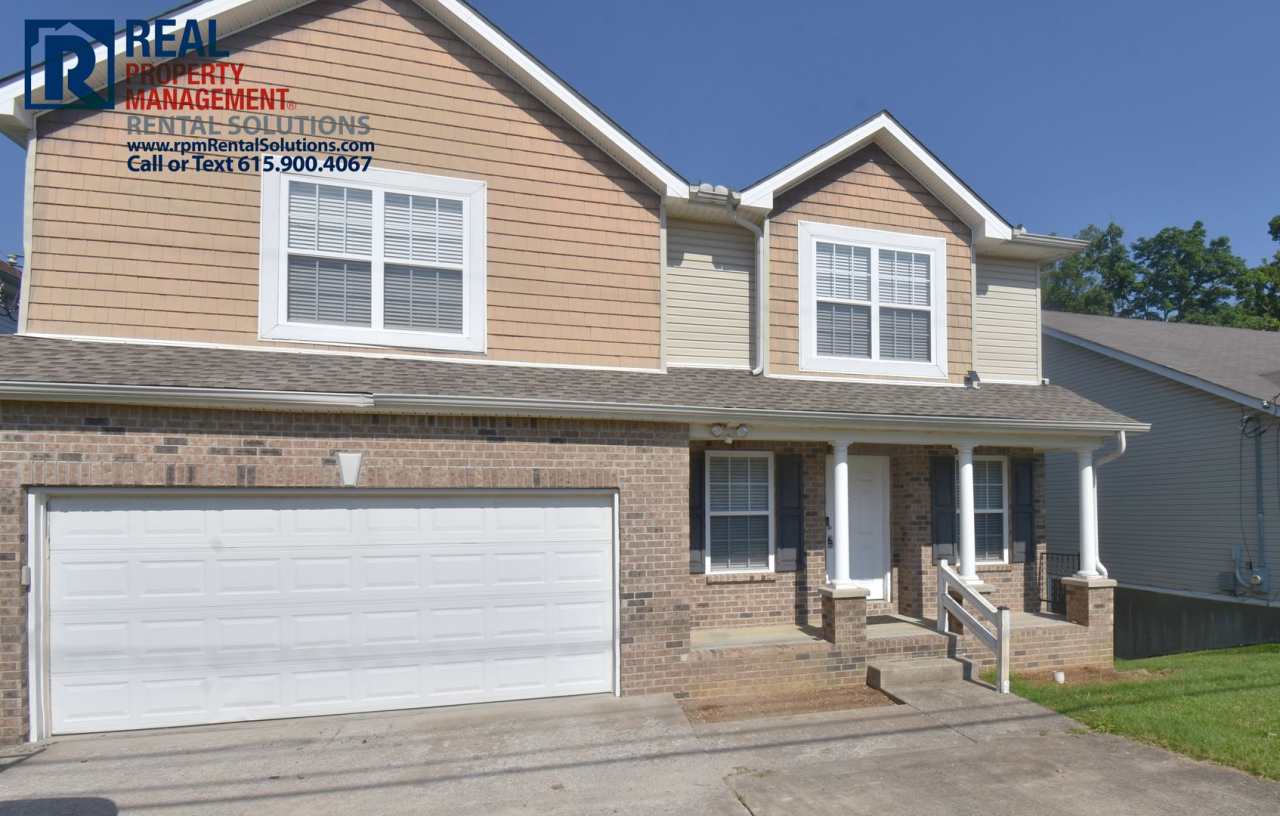 Great 2 story 3 bed, 2.5 bath home in LaVergne! Attached garage!