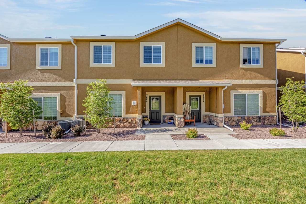 **MOVE IN SPECIAL** $500 OFF 1st MONTH'S RENT - 3BR/2.5BA Townhome