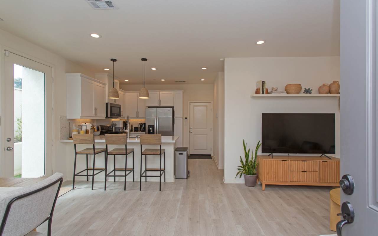 Large Corner-End Townhouse in Oceanside!