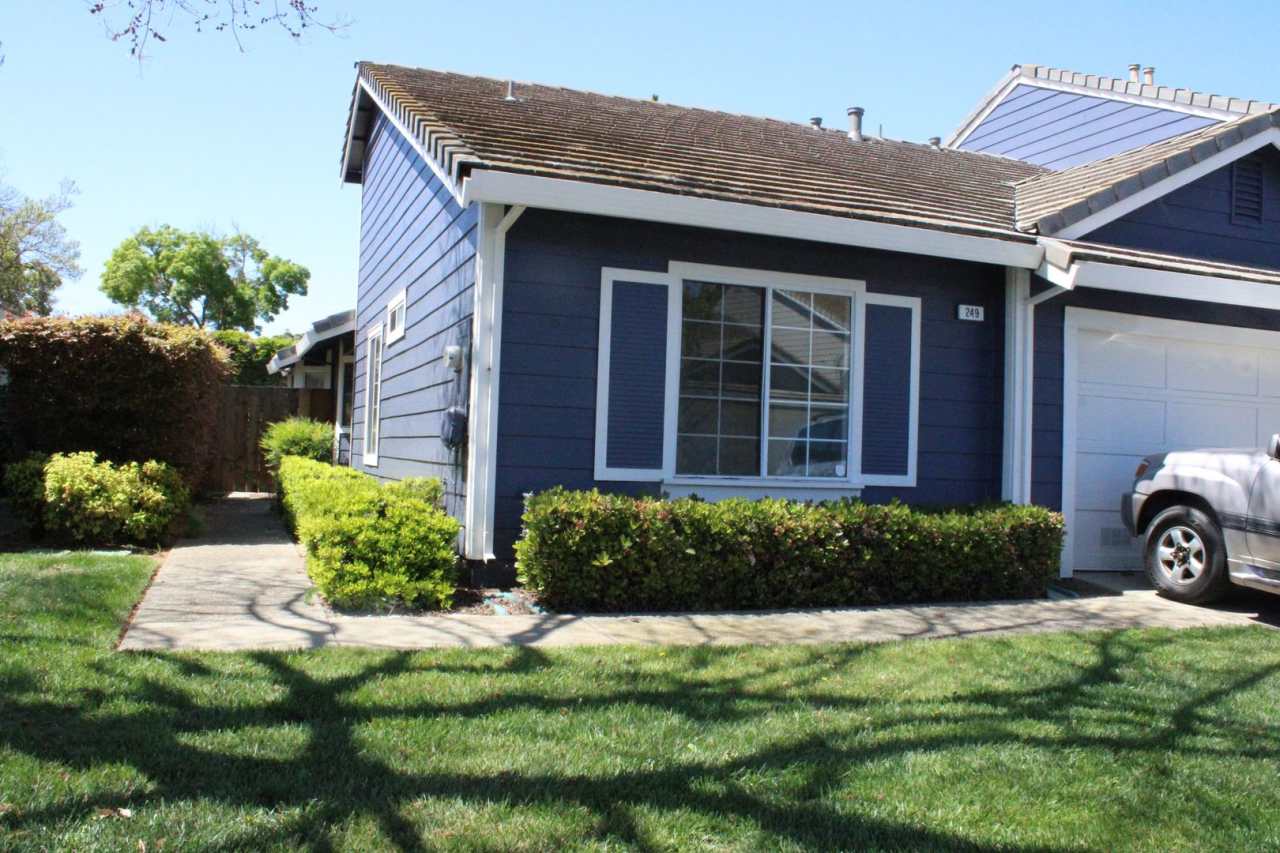 Single Story 3 Bedroom, 2 1/2 Bathroom Townhome in the Lovely Marina Park Community in Pittsburg