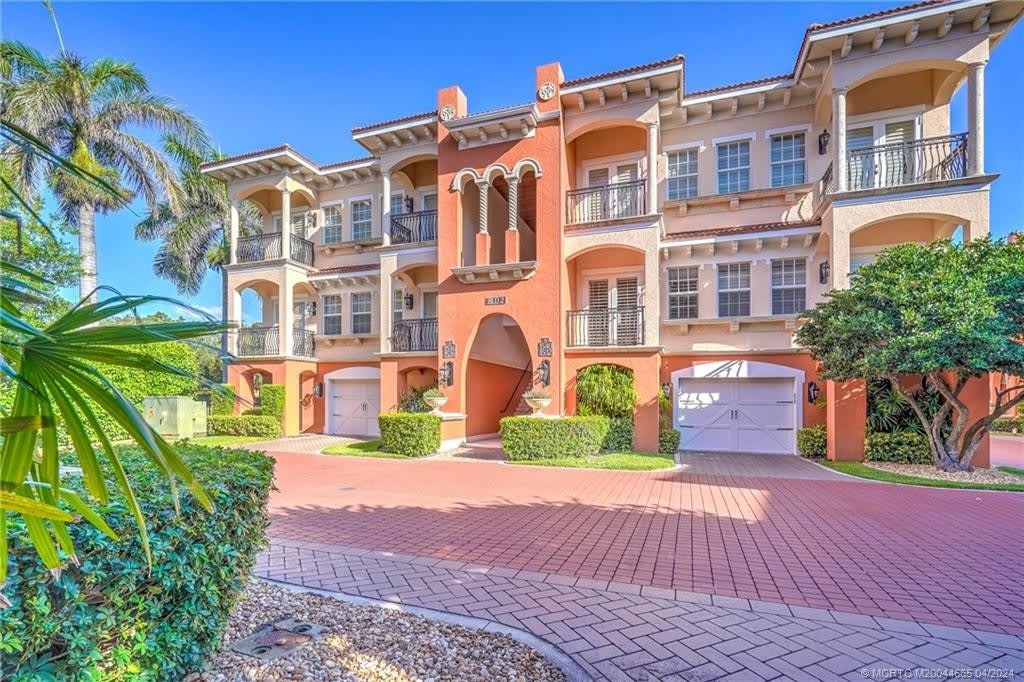 1528 NE Outrigger Landings Drive unit: 208