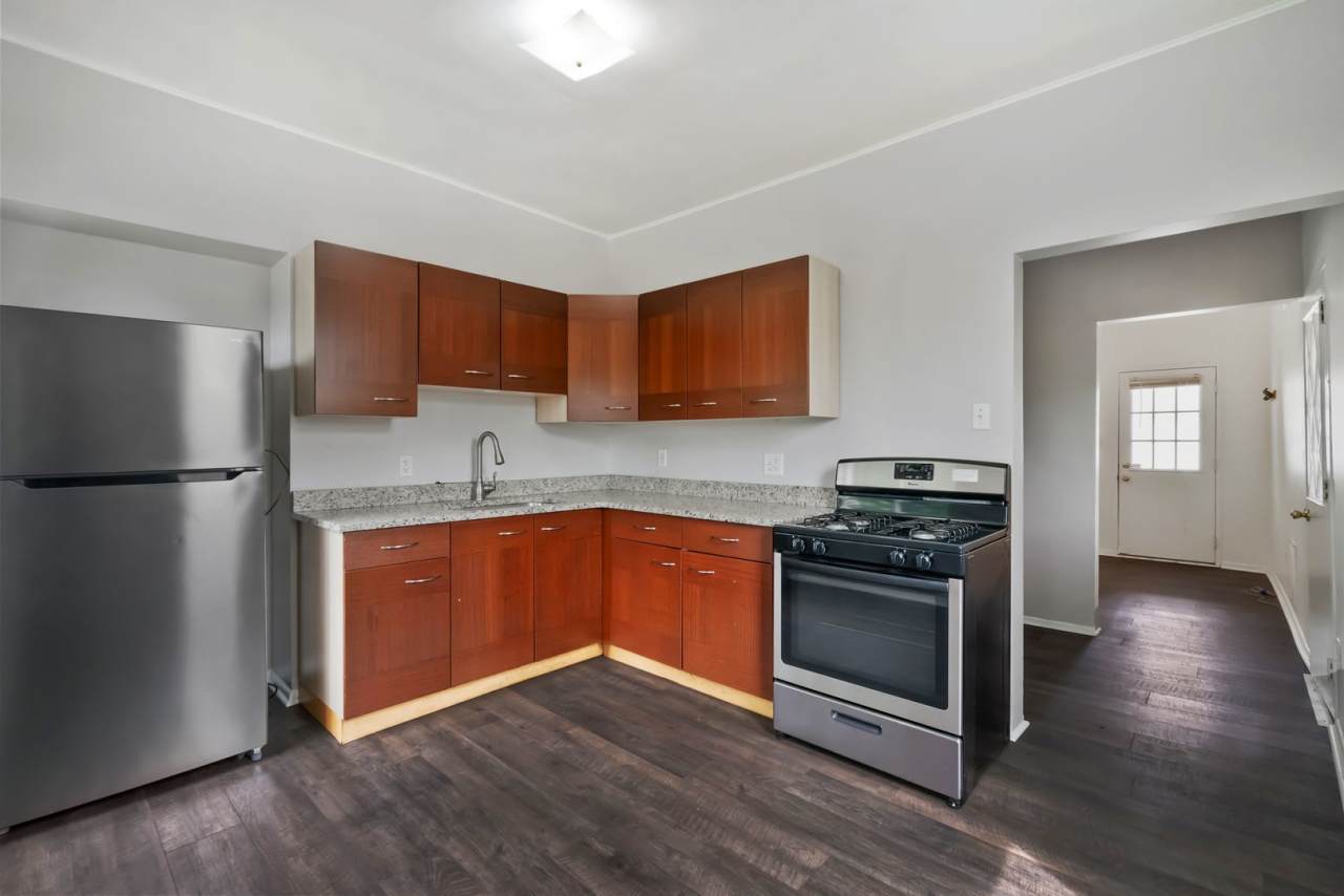 $250 OFF 1ST MONTH OF RENT THRU JULY 31! Convenient 2 Bedroom home in Mt. Washington available now!!