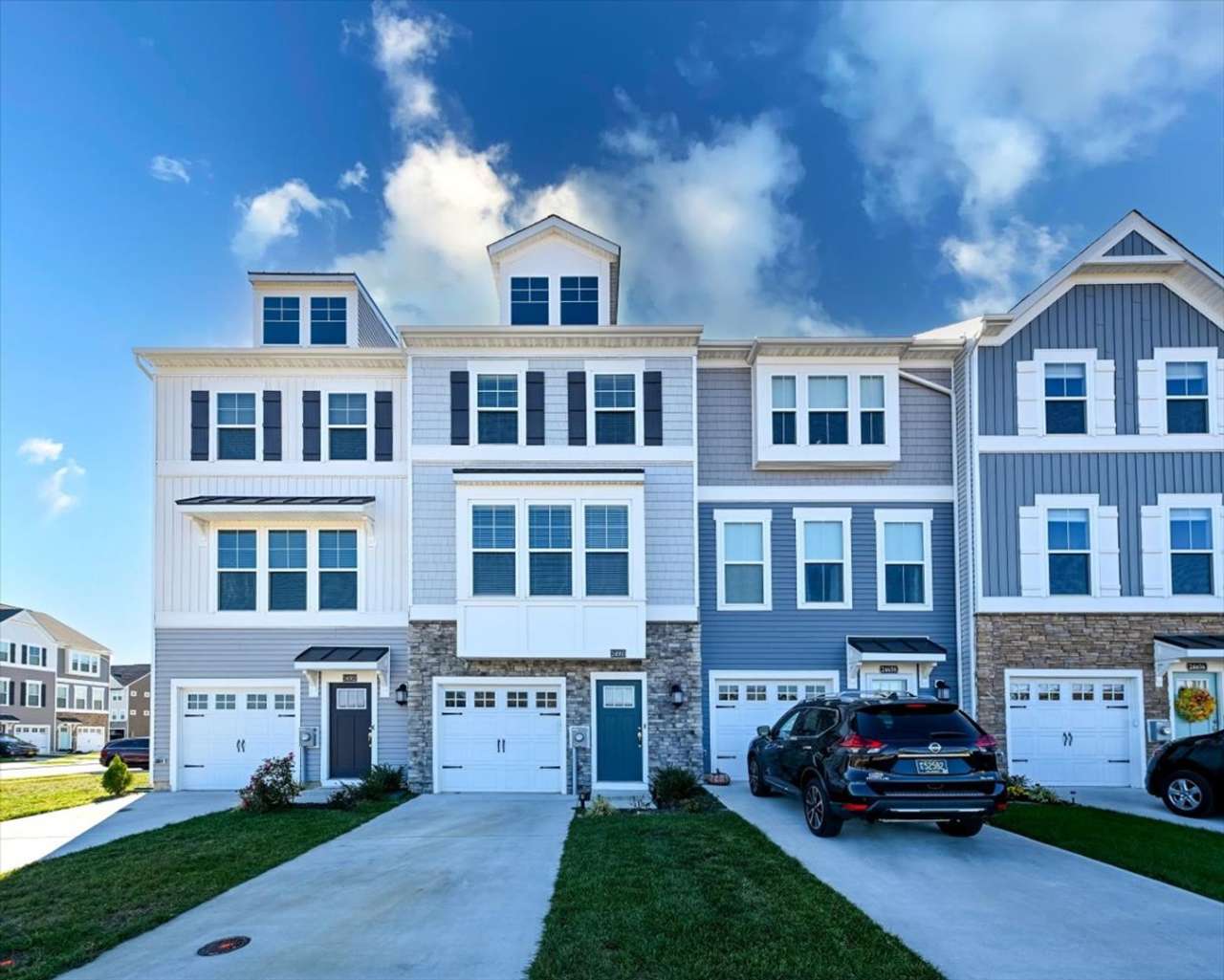 1 month free with 24-month lease! Attractive Townhouse in Plantation Lakes (many amenities!) for rent: $2,195.00/month. 3 beds, 3.5 bath