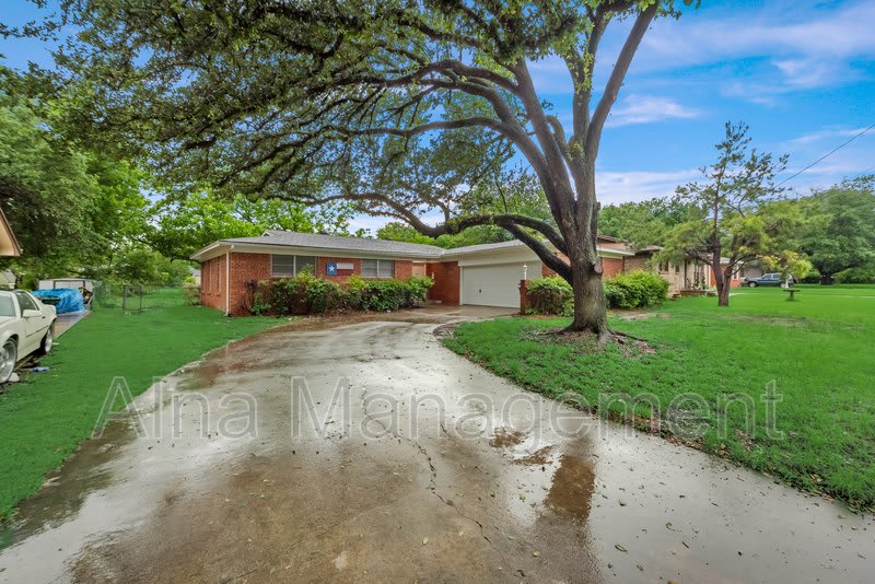 805 N Douglas Ave