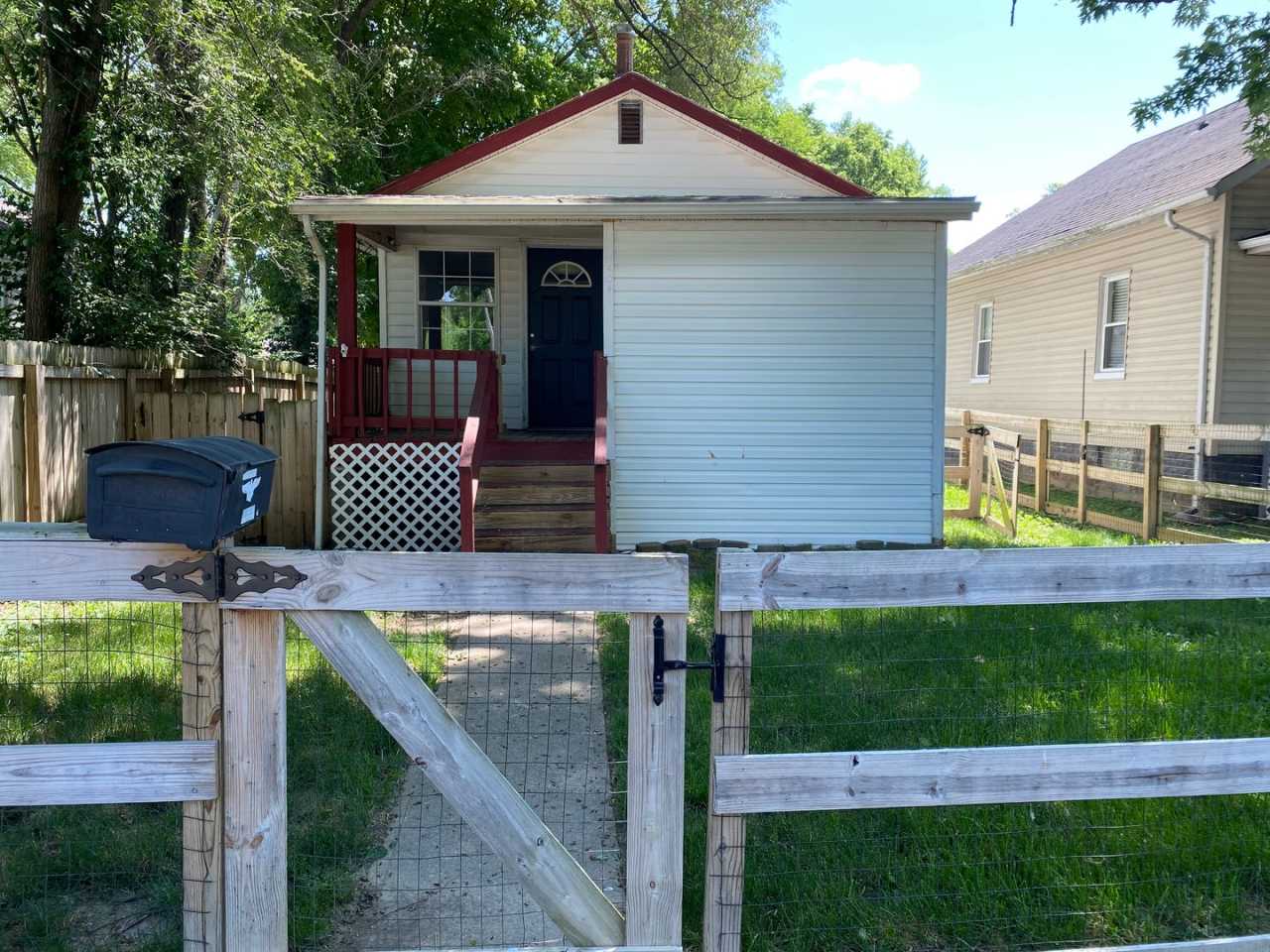CLEVES - Adorable fresh tiny home w fenced yard and large detached garage