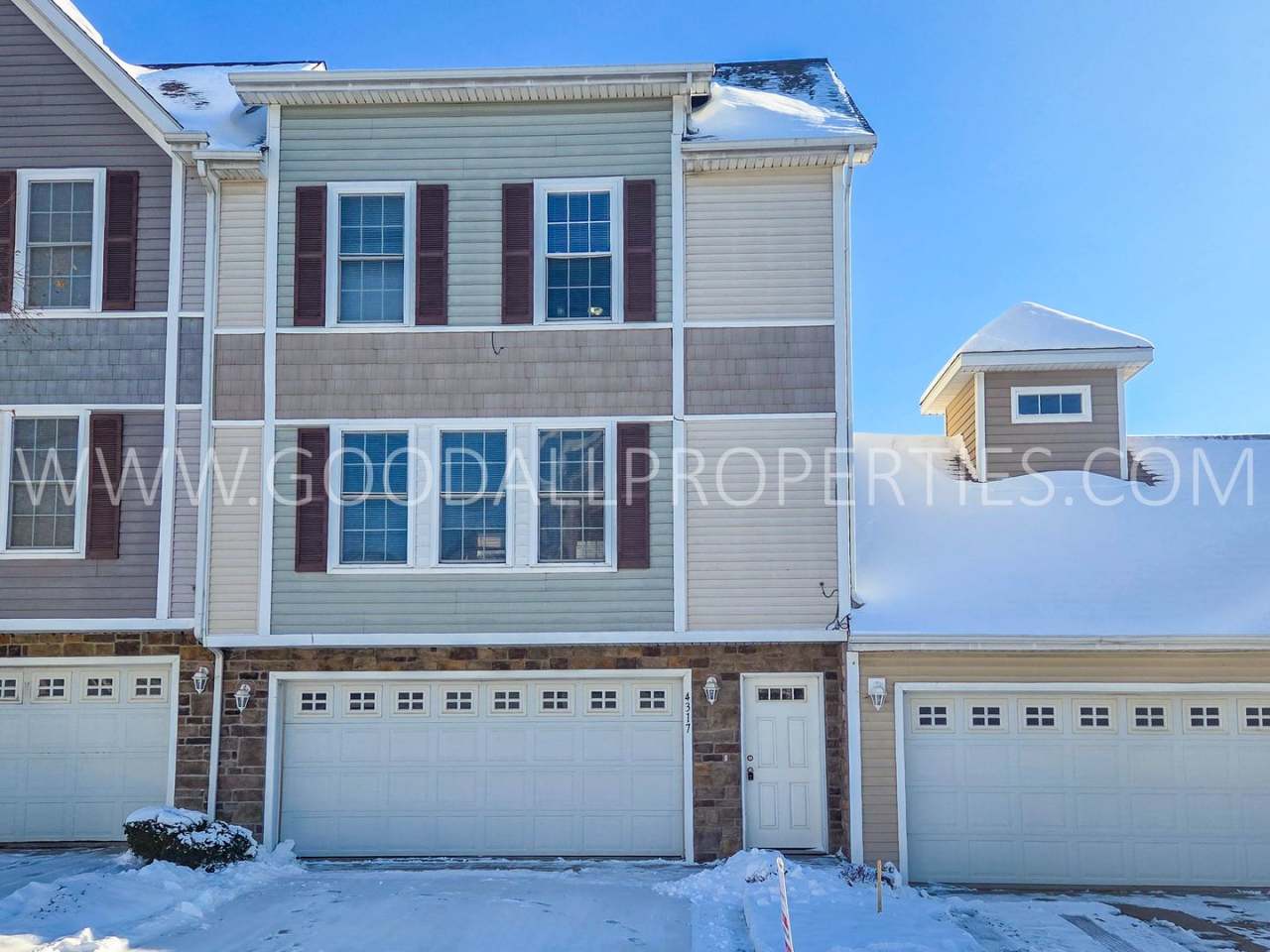 RENT SPECIAL!!! 2 Bedroom 2.5 Bath Townhome in Urbandale with attached two car garage.