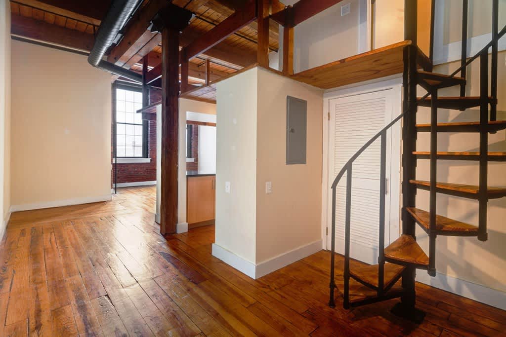 Spacious 1 Bedroom Loft Available 6/1