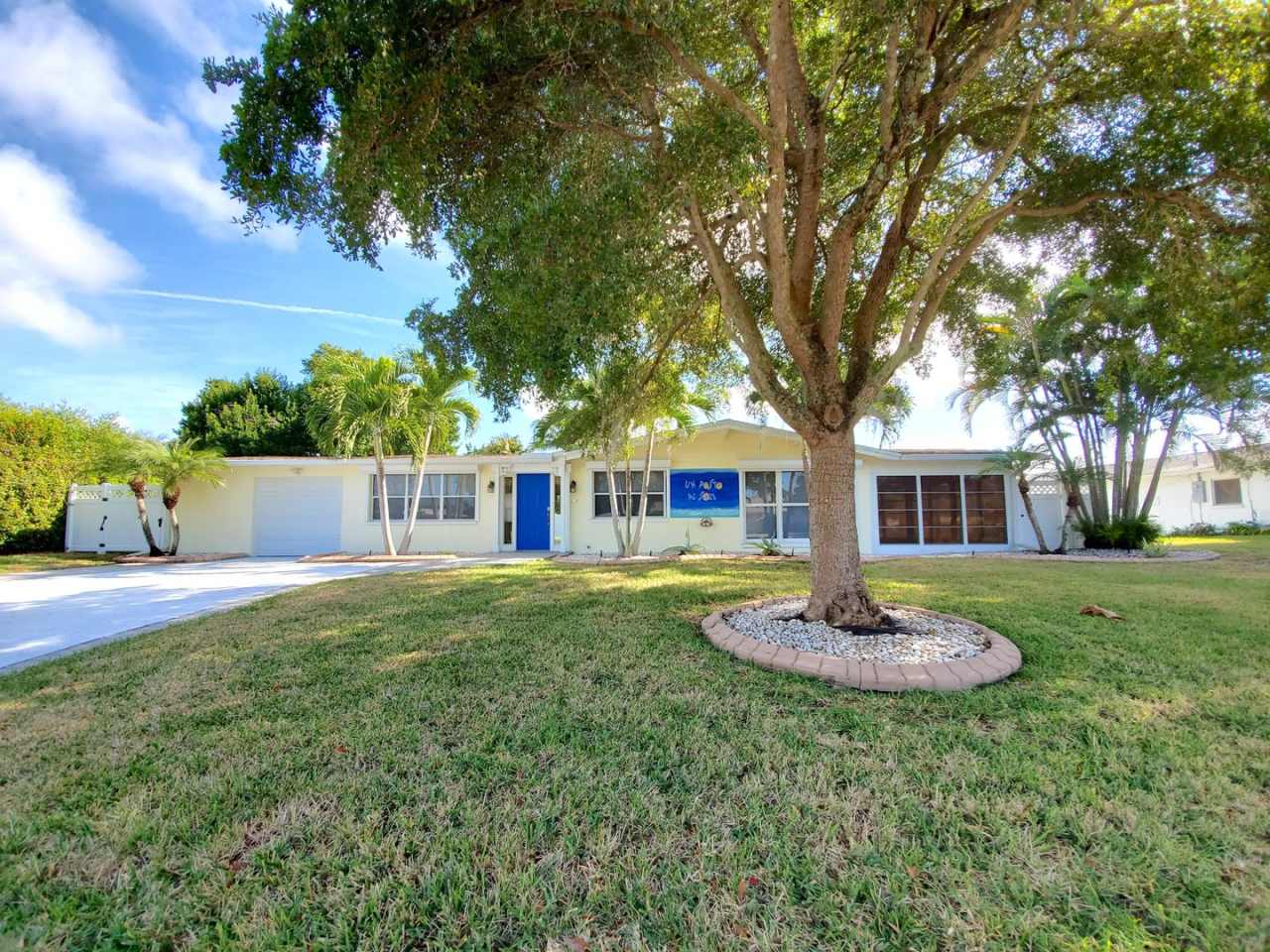 Fabulous 3 bed/ 2 bath + Den in Southgate ~ Coming Mid-April