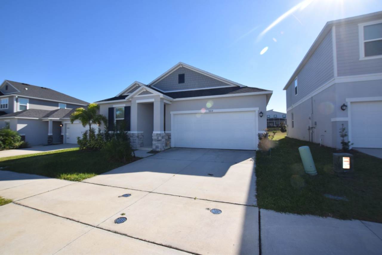 Beautiful 4 Bedroom, 2 Baths Single Family Home for Rent at 9104 Westside Hills Dr. Davenport FL 33896.
