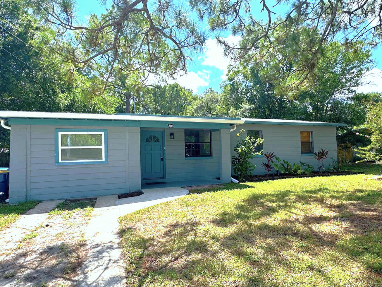 On Island, Close to Historic District  Beach! Large Backyard