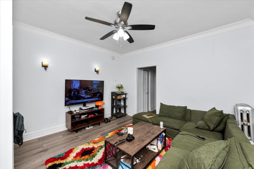 459 W Roslyn place