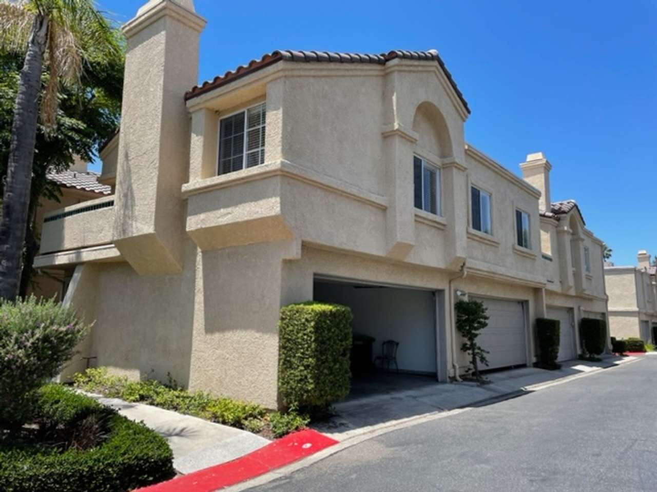 Beautiful 2 bedroom/2 bath end unit condo in lovely Lake Forest