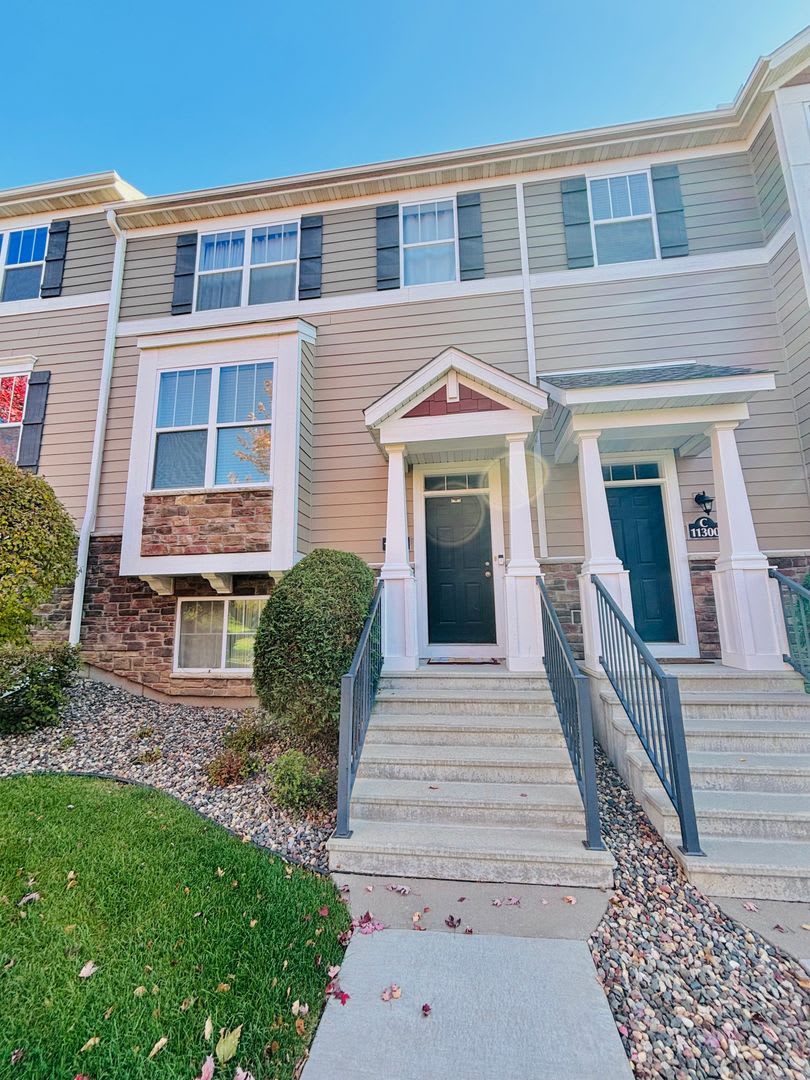 Spacious 4bed 3bath Townhome in Woodbury