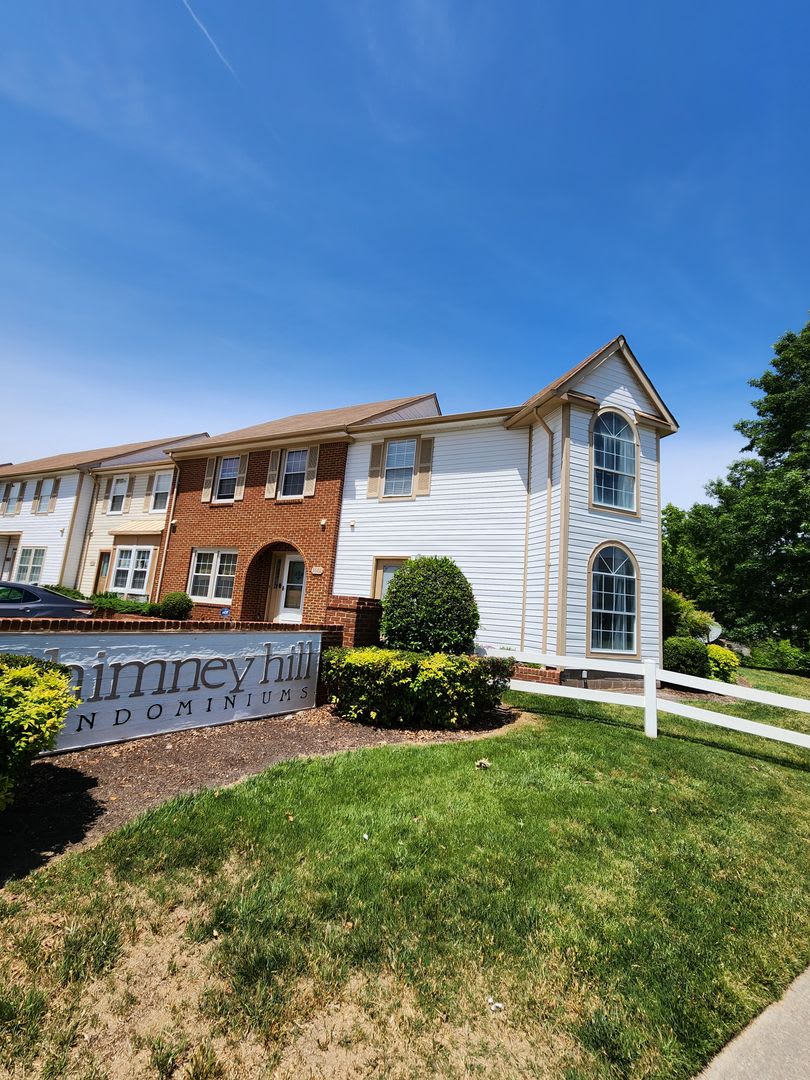 End Unit Townhouse in Chimny Hill