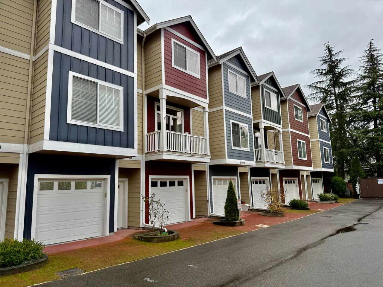 Beautiful 2 bed, 2.5 bath townhome located in Mountlake Terrance $2800/mo.