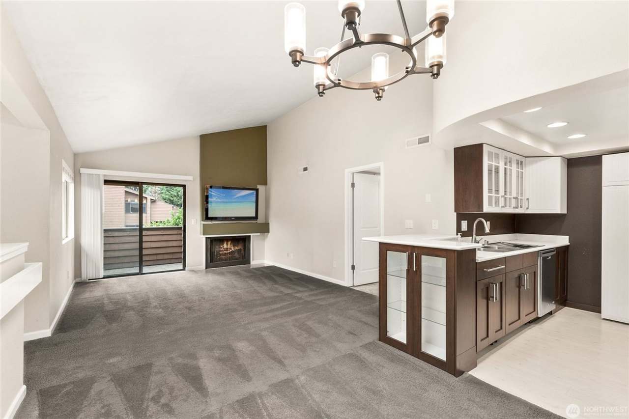 Great 1bed 1bath Location in Kirkland! Parking and W/S/G included in rent