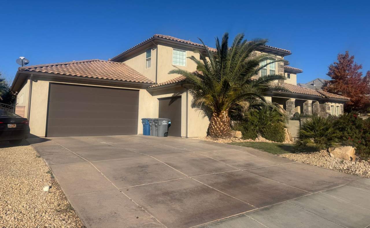 Gorgeous Resort Style Yard with pool  hot tub. 5-Bedroom 3.5 Bath Home!!