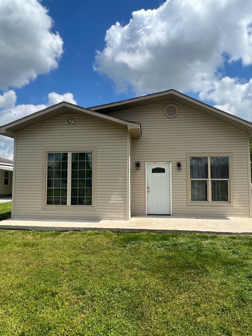 COMING SOON: BEAUTIFUL MODERN 2 BEDROOM / 1 BATHROOM WITH FENCED IN YARD CLOSE TO HOSPITALS IN JOPLIN MO!!