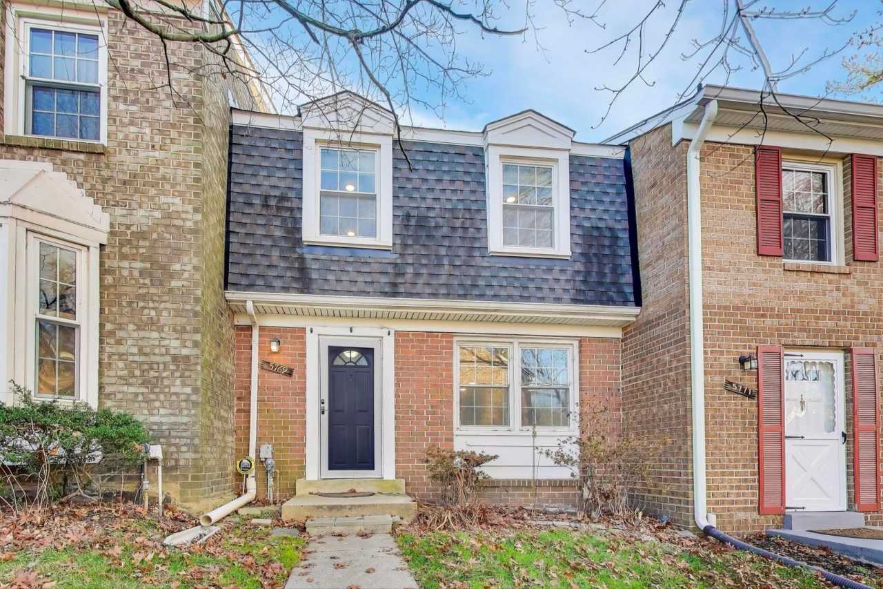 Nicely Remodeled 3 bed / 3.5 BATH's - 3 level brick TH in sought after Columbia on a premium lot