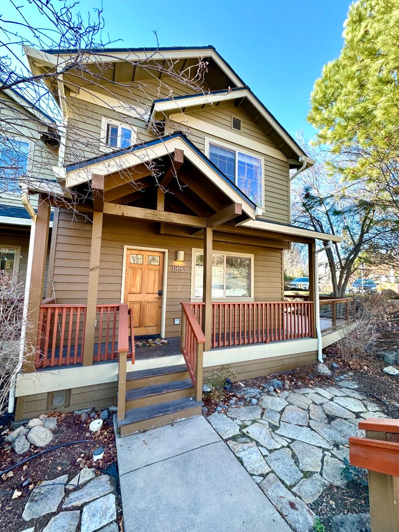 **$1000 OFF 1st Month** Beautiful End-Unit Townhome in West Bend!! (2bd/2.5ba) 1889 NW Monterey Pines