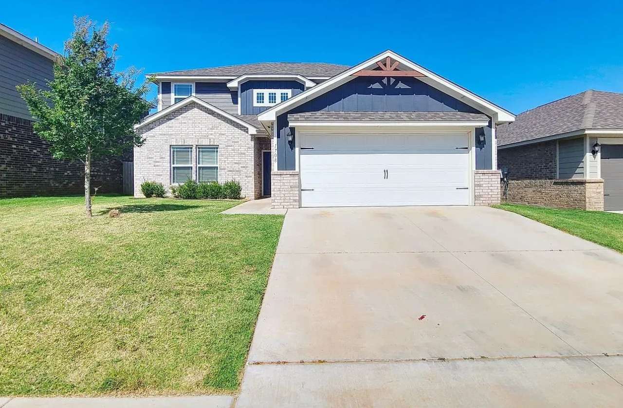 Walking Distance to the Lake!