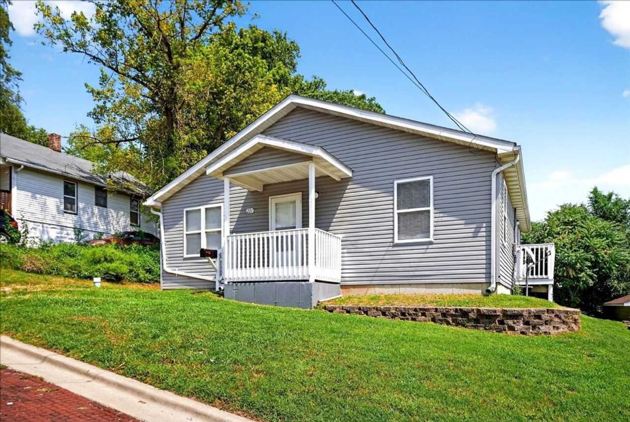 Charming 3BR House in Alton