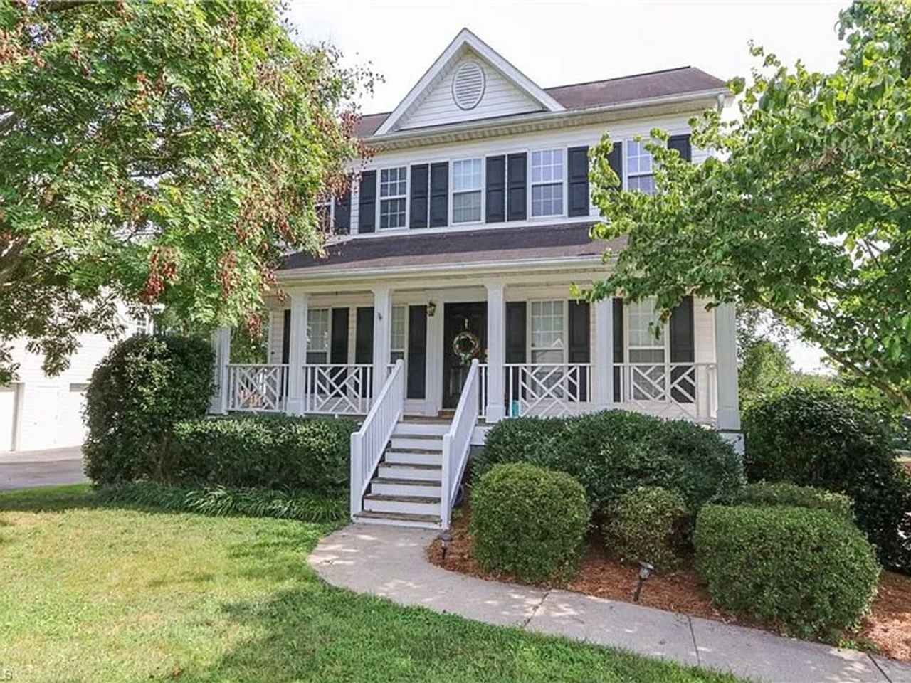 Welcome to 4820 Manteo Lane—3 BD/2.5 BA house located on a cul-de-sac street in the Farmbrook Subdivision!