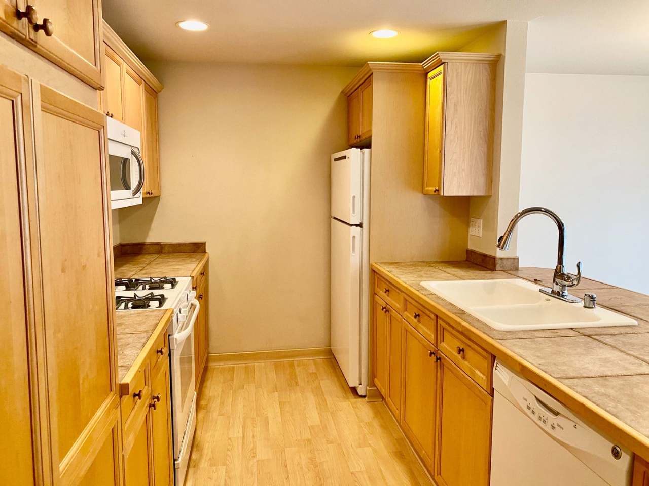 Beautiful Condo Within Walking Distance of Downtown Redmond!!