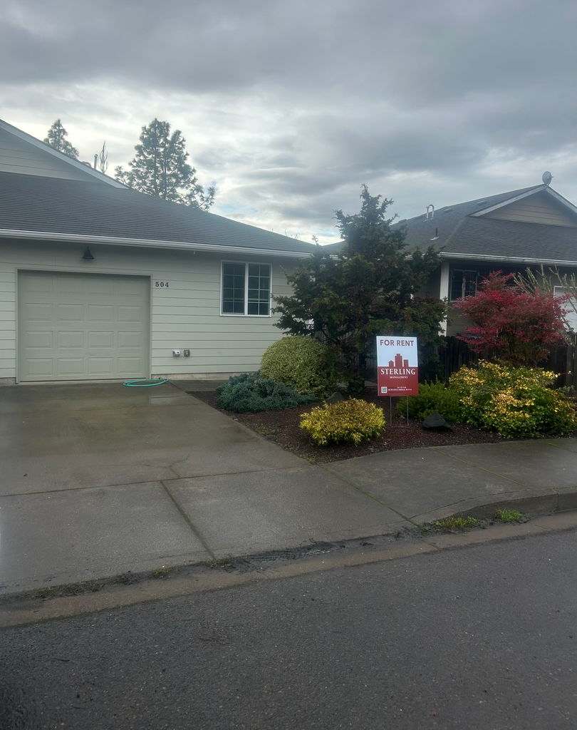 (870) College Street Duplex - 4 Bedroom / 2 Bathroom