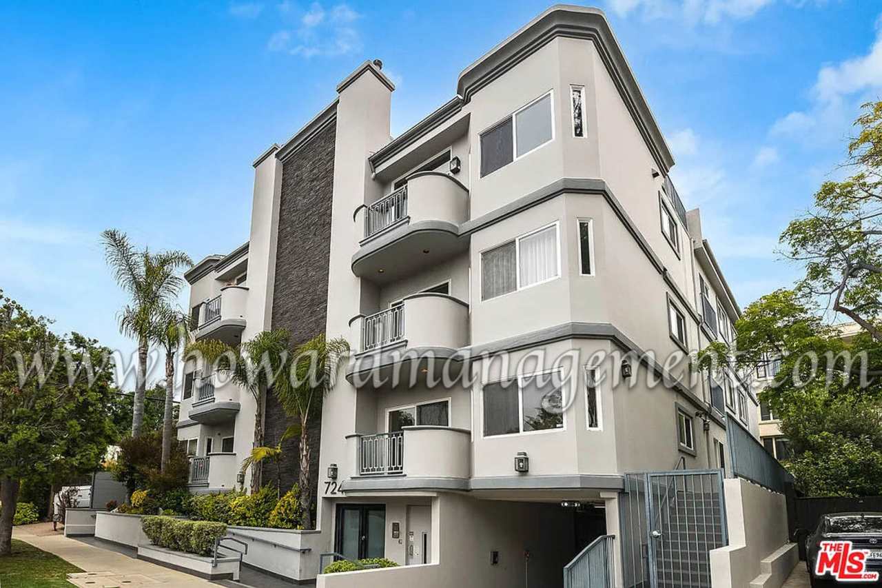 Luxurious condo with top of the line appliances. Prime Brentwood location, central air, hardwood floors and more.