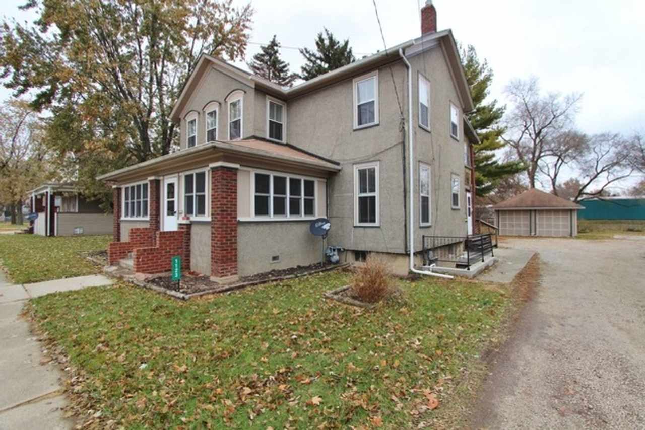 Updated 3 bedroom 1 bath home in downtown Morris