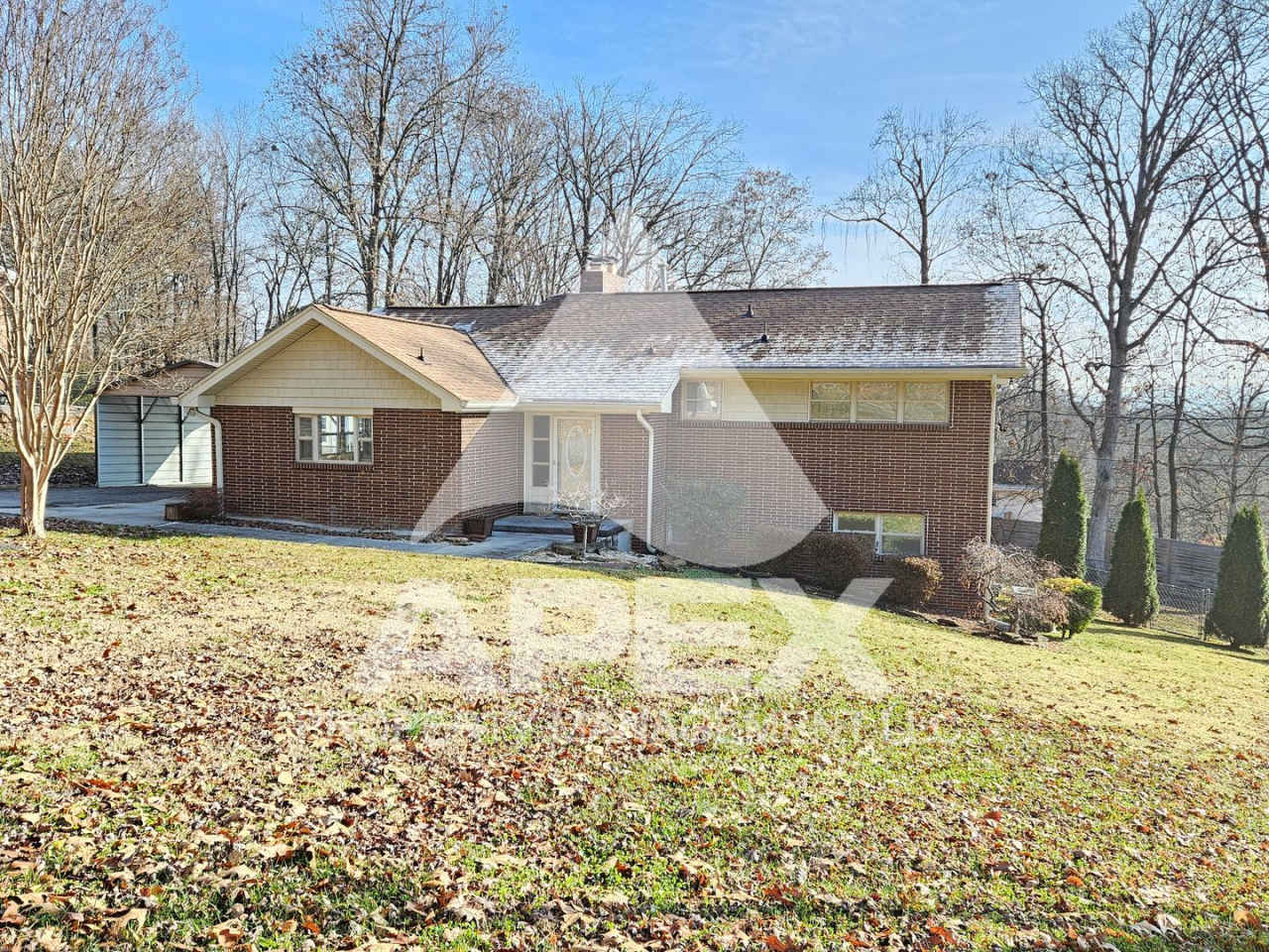 Spacious 4Bd – 2Ba Tri-Level Brick Home in North Knoxville!