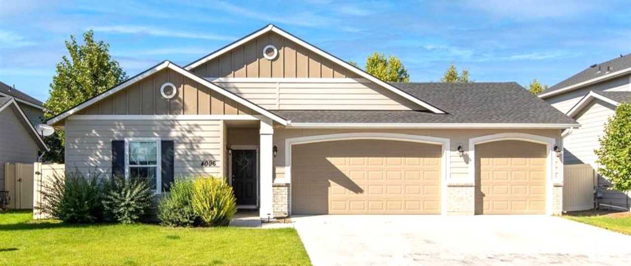 3 Car Garage Home near Ten Mile!!