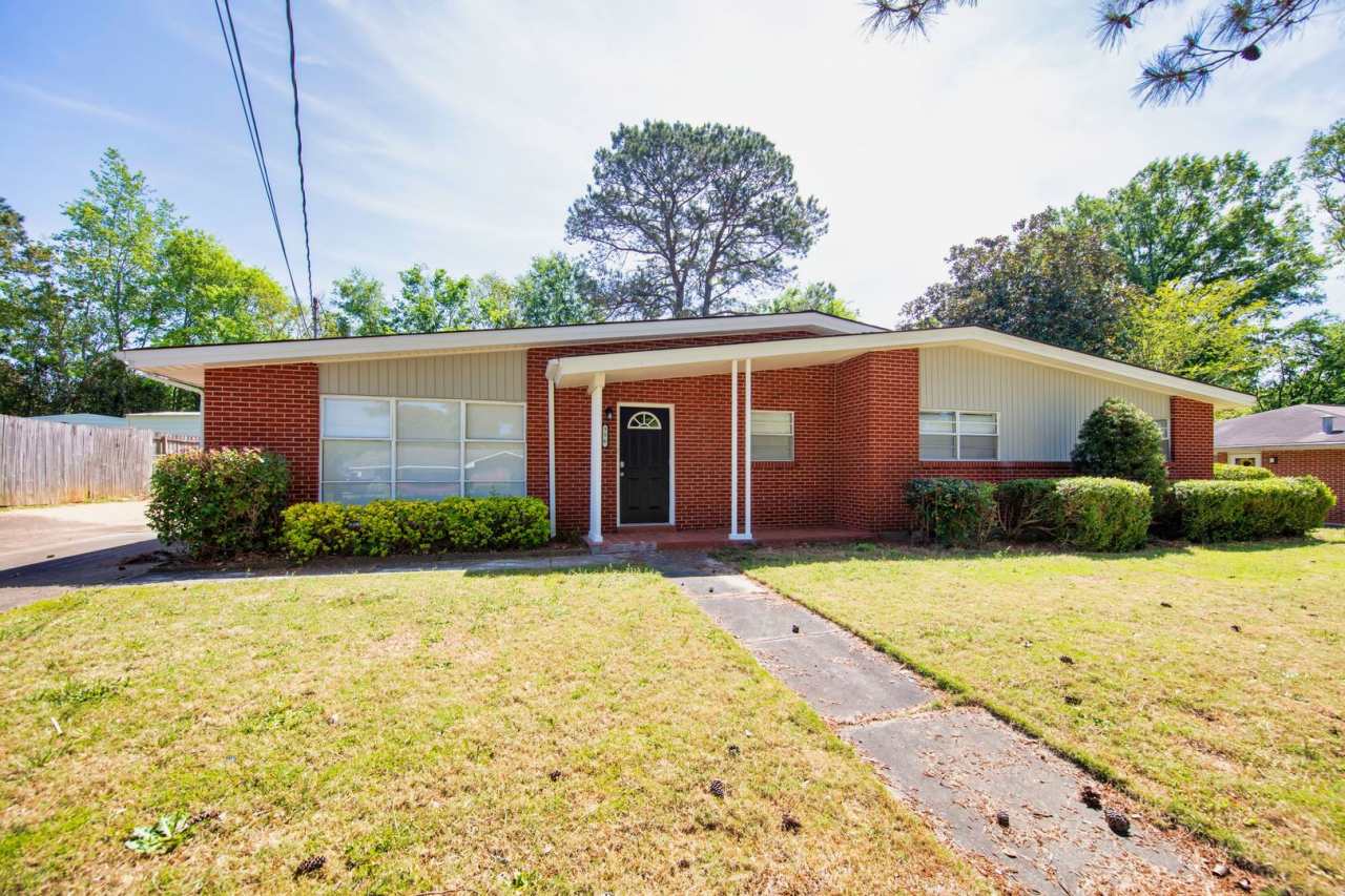 ** 3 bed 2 bath located in Dalraida **Call (334-366-9198 to schedule a self tour) $500 move-in incentive for move-in by or before 12/12.