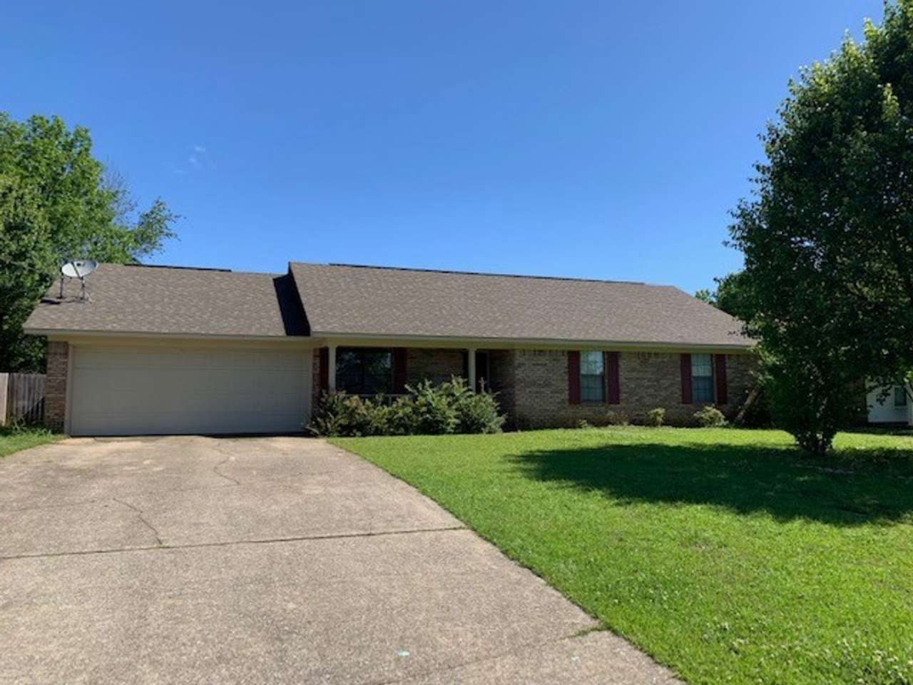 Cozy 3 Bed 2 Bath Available in May! Apply Today!