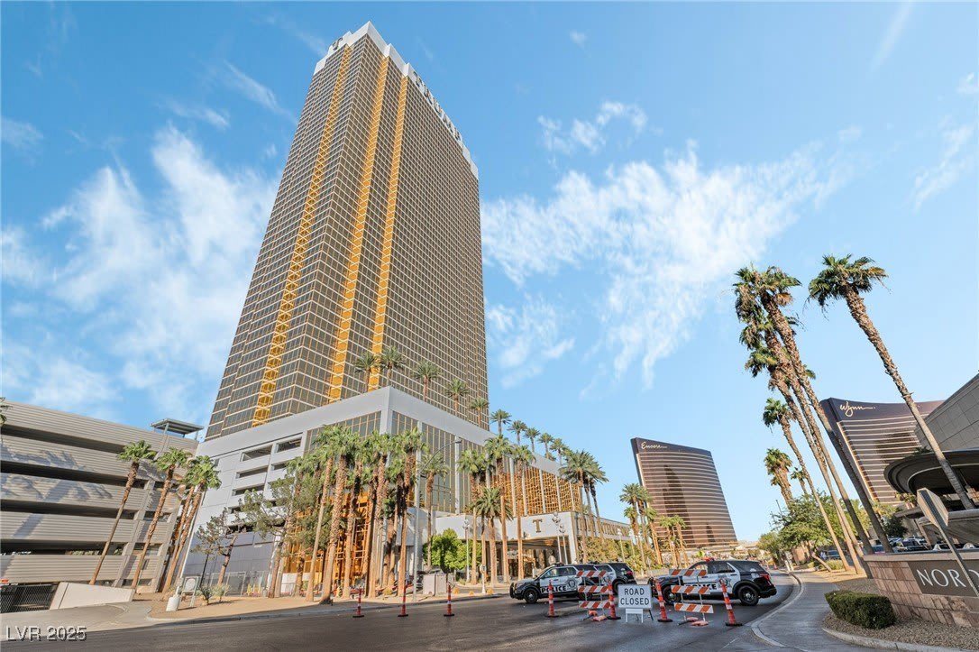 2000 N FASHION SHOW Drive