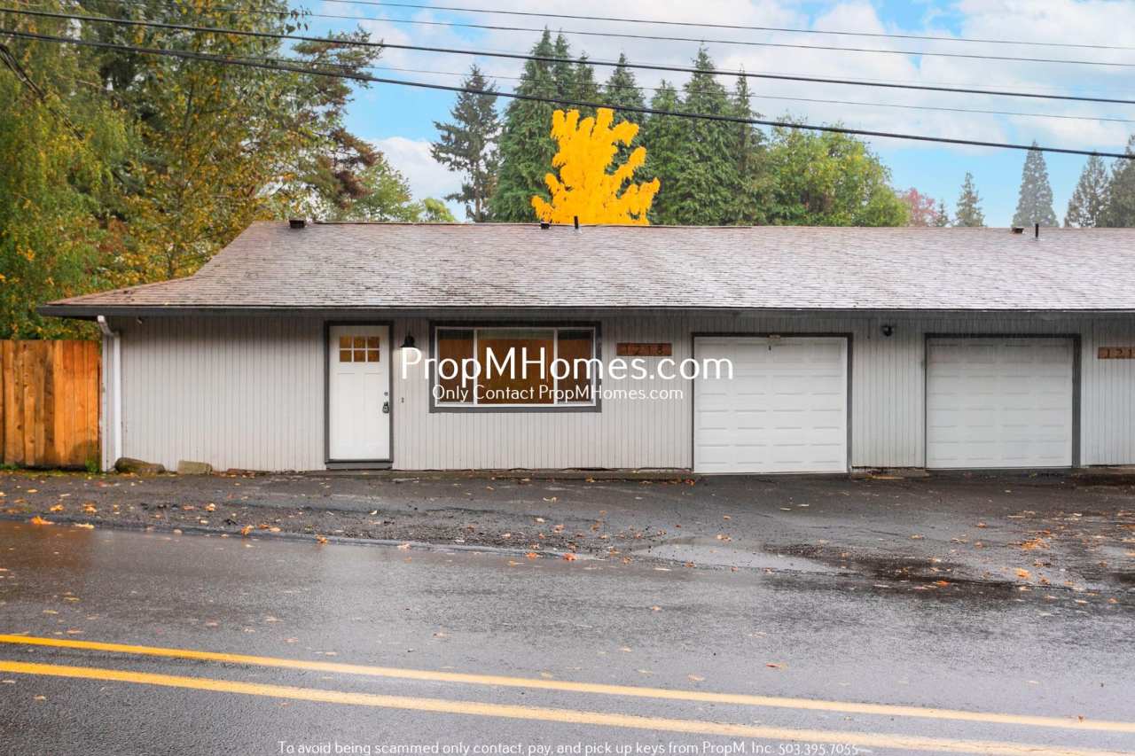 Updated Three Bedroom Duplex in the Heart of Oregon City!