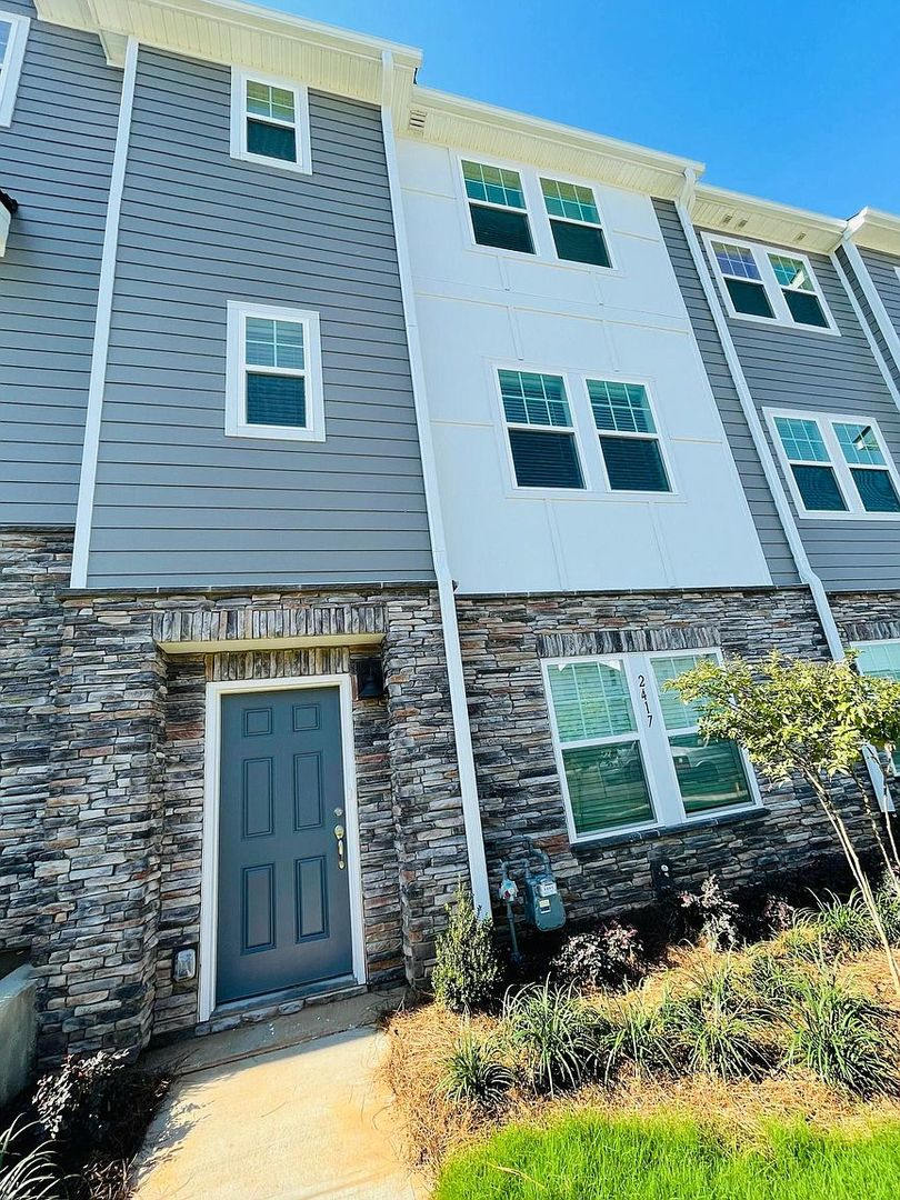 Room in 4 Bedroom Townhome at Arbor Loop Dr