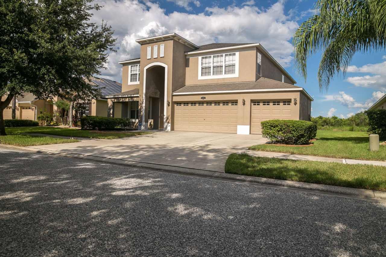 Elegant 5‑Bedroom Pool Home with 3‑Car Garage in Easton Park, New Tampa!