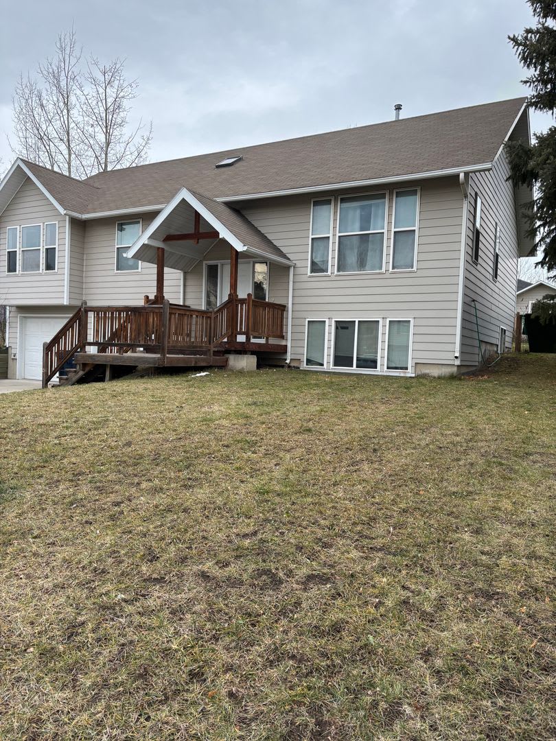 Beautiful house near walking trails and the hospital. Beautiful views of the Bridger Mountains