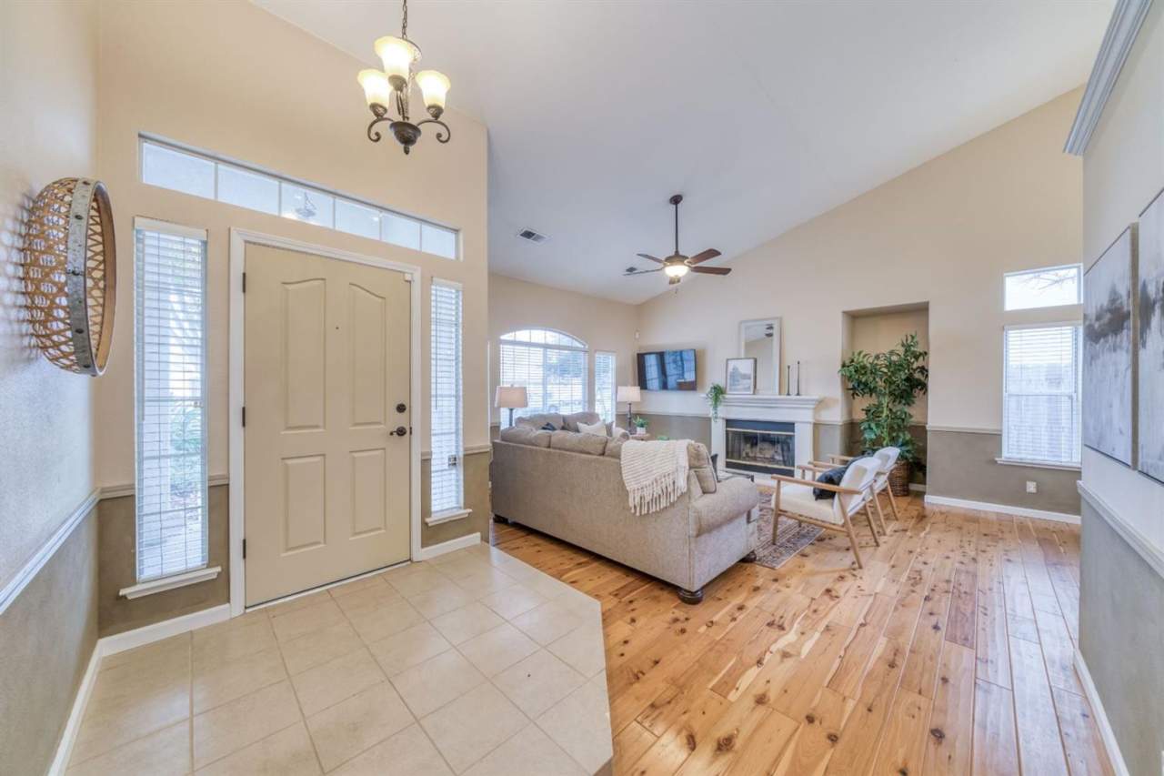 Gorgeous 3/2 Home in well established Clovis Neighborhood