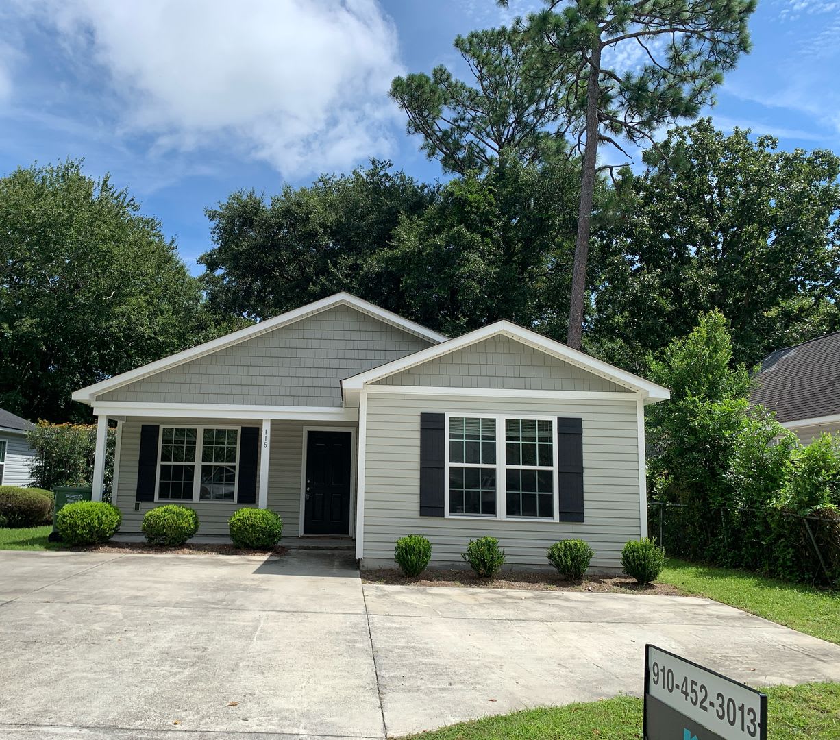 $500 OFF 1ST MONTHS RENT! Lawncare INCLUDED! 3 Bedroom, 2 Bath House