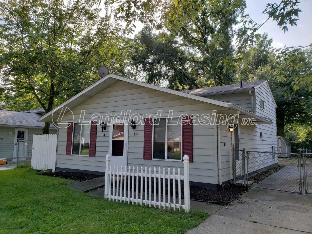 North Ridgeville Split Level with New Kitchen and Updates!