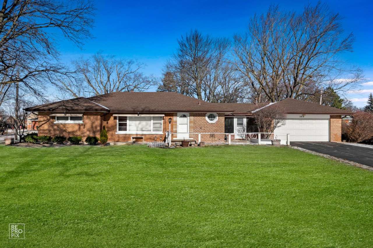 Gorgeous 3 Bedroom Home in Mount Prospect!