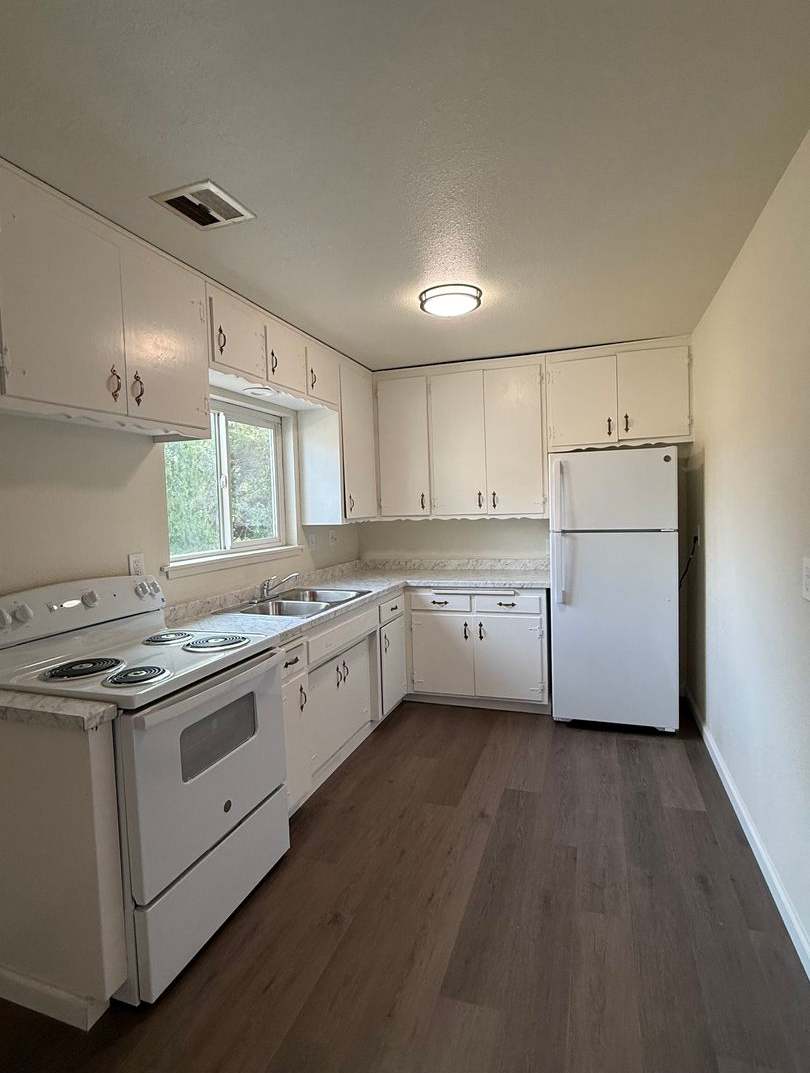 Available NOW! Adorable updated house in North Chico