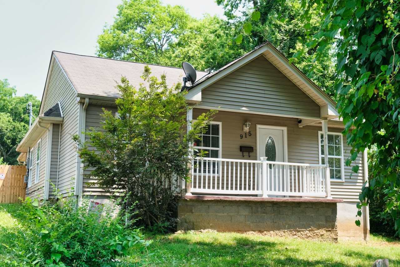 Single Family Home w/ Fenced in Backyard