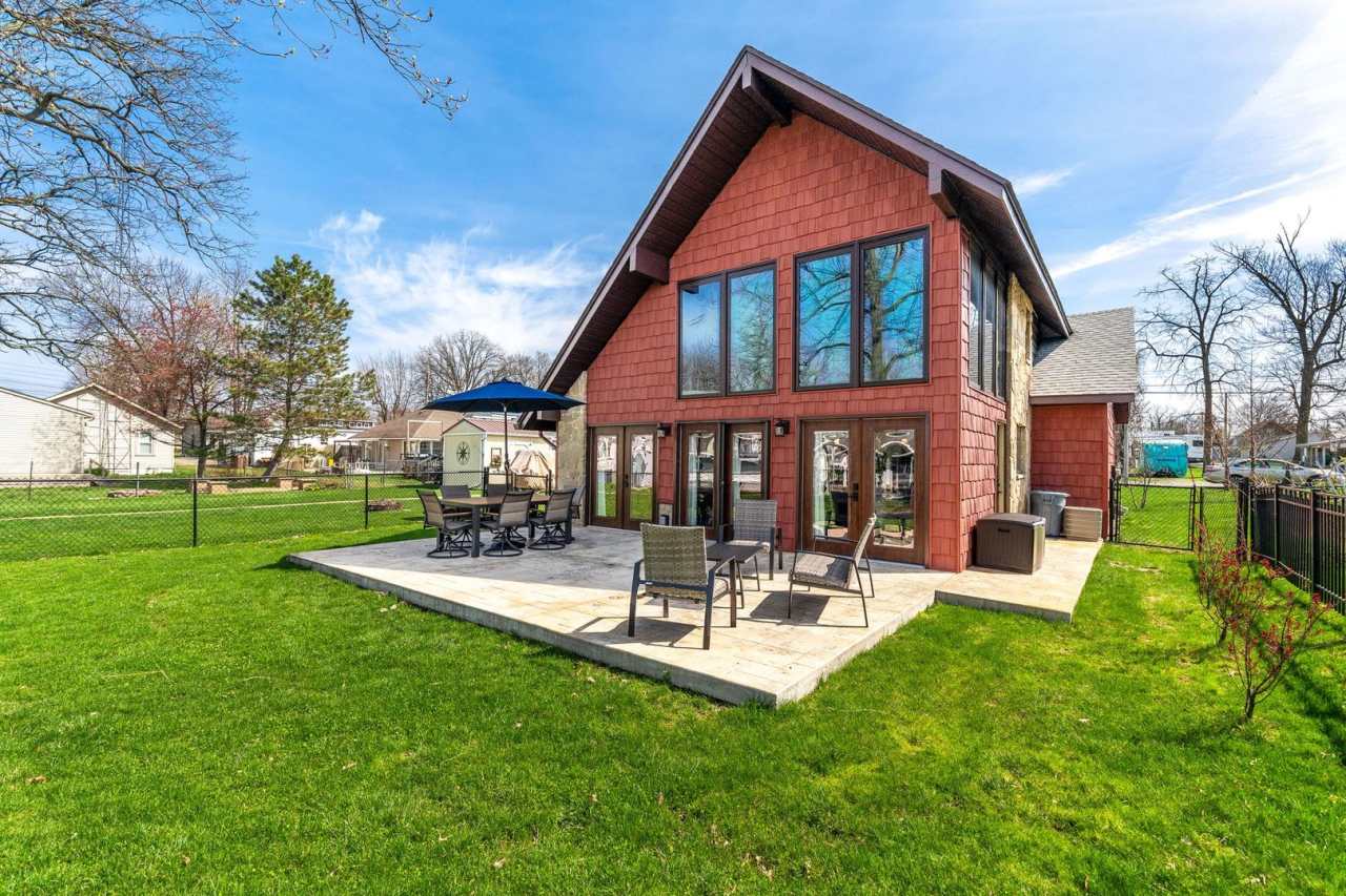 Fully Furnished 3 Bedroom Lakefront Home on Indian Lake