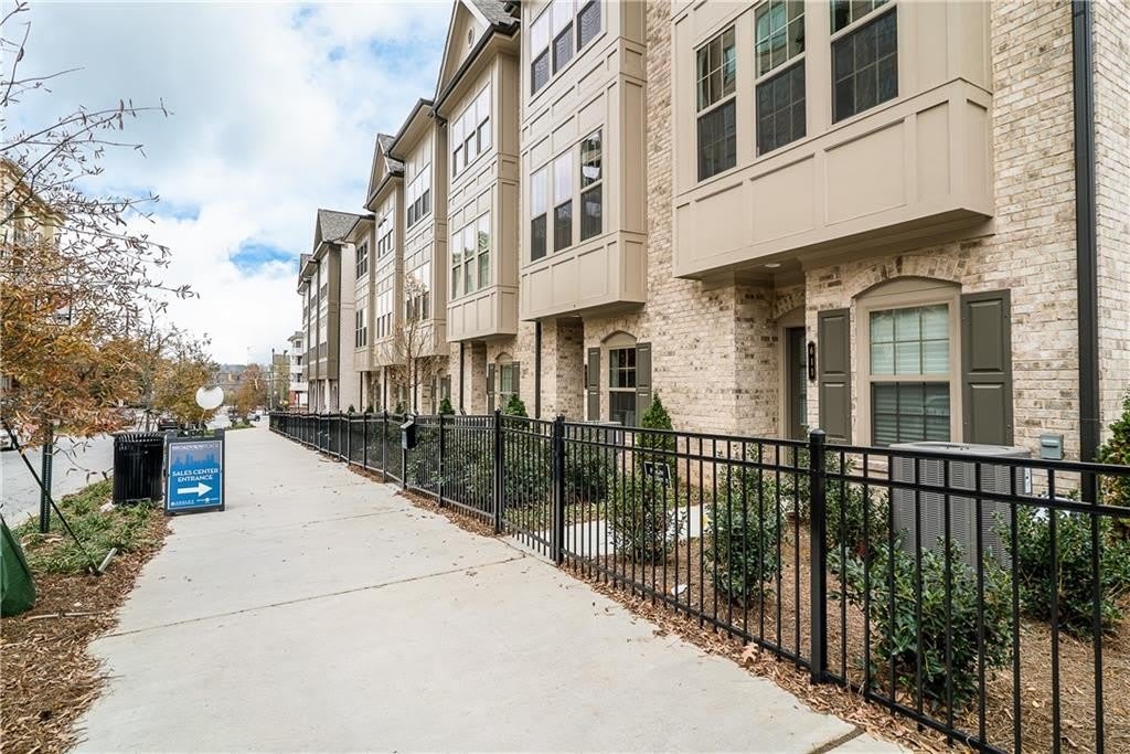 603 Broadview Place NE