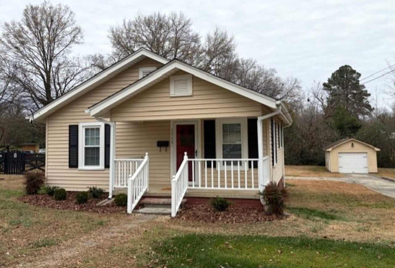 ~~~ What a gem!!- 2 Bedroom Home w/Great features!~~~